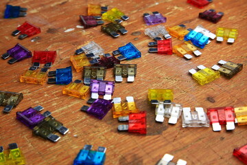 Bunte Flachsicherungen mit Ampere Kennzeichnungen f&uuml;r den Schutz von Auto-Stromkreisen.