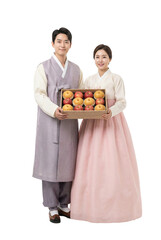 명절 과일 선물 세트를 들고 있는 한복 입은 행복한 부부 (추석, 설날, 이벤트)