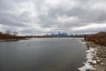 Obraz premium A serene view of the Toronto skyline from Tommy Thompson Park showcasing the urban landscape and natural beauty together.