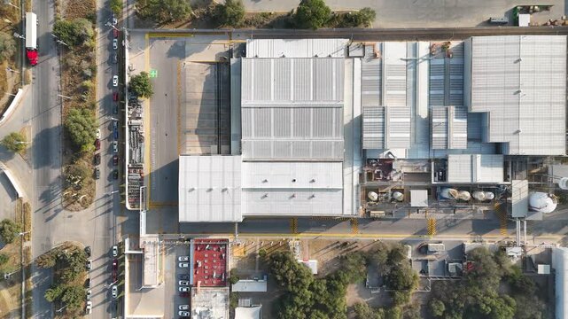 Vista a&eacute;rea de nave industrial con techo de l&aacute;mina