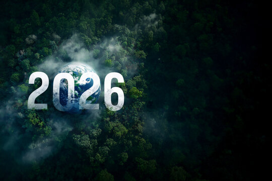 Chiffres 2026 en relief blanc sur for&ecirc;t vue du ciel avec globe terrestre partiel et espace n&eacute;gatif copyspace, composition &eacute;cologique pour tous les &eacute;v&eacute;nements durant 2026, nature, climat et avenir