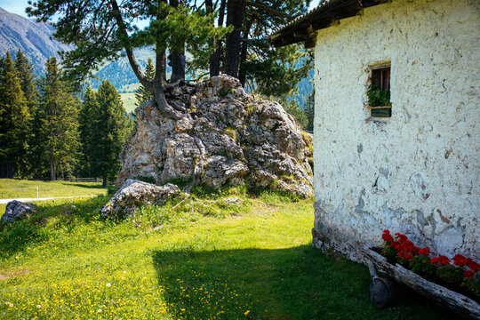 H&uuml;tte mit Fels Naturpark Puez-Geisler