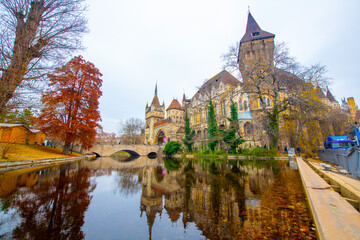 Obraz premium Vajdahunyad Castle with waterfront in Budapest at christmas time. Amazing Reflection.