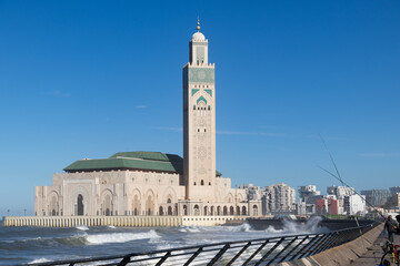 Obraz premium scenic view of the Hassan II Mosque, located on the coast of the Atlantic Ocean in Casablanca, Morocco