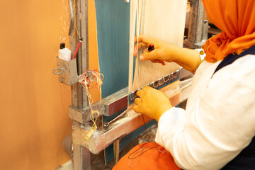 トルコ手織り絨毯と織子