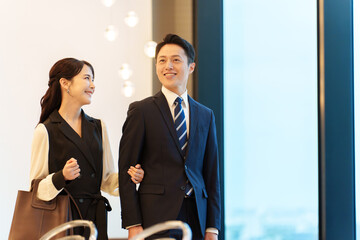 カップル　夫婦　デート　エスコート