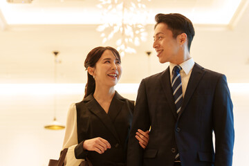 カップル　夫婦　デート　エスコート