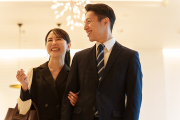 カップル　夫婦　デート　エスコート