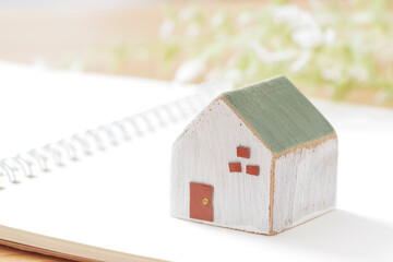 家づくりノートと木製の住宅模型