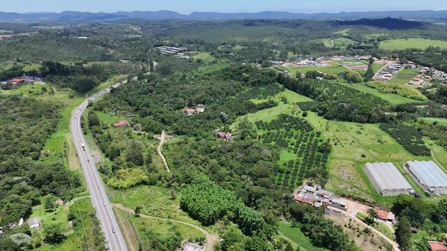 Imagem da rodovia que corta Mogi das Cruzes em dire&ccedil;&atilde;o ao litoral paulista, com natureza preservada ao redor, simbolizando transporte, deslocamento urbano e integra&ccedil;&atilde;o regional.