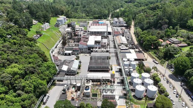 Vista a&eacute;rea de planta petroqu&iacute;mica com caldeiras e estruturas industriais, destacando a escala da produ&ccedil;&atilde;o, engenharia pesada e a import&acirc;ncia do setor energ&eacute;tico.