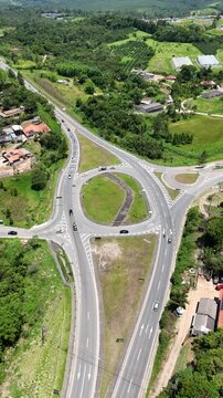 Tr&aacute;fego de ve&iacute;culos em rodovia de grande porte, representando mobilidade, circula&ccedil;&atilde;o cont&iacute;nua e infraestrutura estrat&eacute;gica de transporte.
