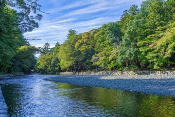 青空バックに見る清らかな清流五十鈴川の情景