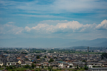 夏の山梨県南アルプス市の街並み