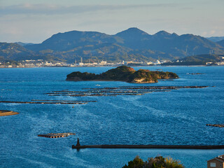 ホテルのベランダから見た秋の和歌山県の観光名所白浜のリゾート地の海湾の風景