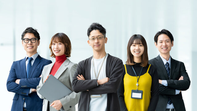 笑顔で並ぶ日本人ビジネスチームのポートレート,Portrait of a smiling Japanese business team standing together