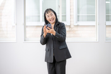 スマホと笑顔のビジネスウーマン