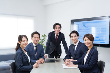 オフィスで会議するビジネスマン男女