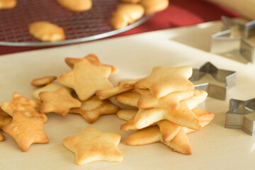 クリスマス、クッキー、ホームメイドクリスマススイーツ、手作り、クリスマスのお菓子、型抜き、冬休み、日本のクリスマス、ホームメイドクッキー、積み上げ