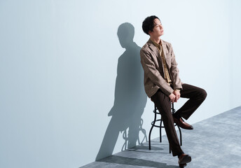 考えるおしゃれな30代男性