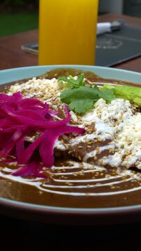 Mesa de desayuno mexicano con bebidas y platillos variados / Mexican breakfast table with assorted dishes