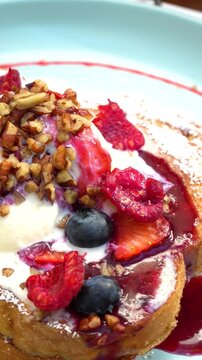 Postre artesanal con frutos rojos y glaseado cremoso / Homemade dessert with red berries and creamy glaze