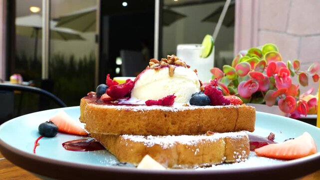 Postre artesanal con frutos rojos y glaseado cremoso / Homemade dessert with red berries and creamy glaze