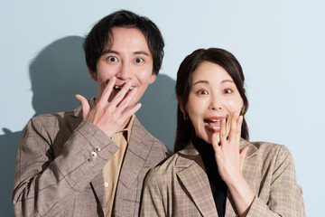 笑顔で驚くおしゃれなカップル