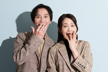 笑顔で驚くおしゃれなカップル