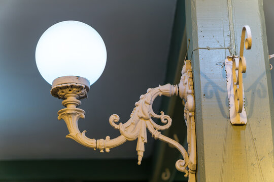 Rounded light with classic fixtures