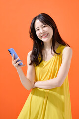 スマホを持つ女性