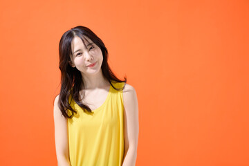 Obraz premium オレンジ背景 女性 ポートレート