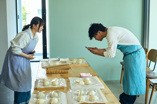 料理教室で調理を学ぶ人々