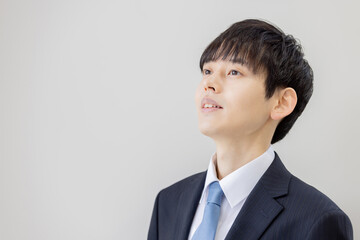見上げるビジネスマンのポートレート　