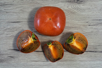 黒糖をふりかけたような色合いの紀の川柿