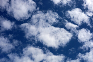 Obraz premium White cloud against a blue sky.