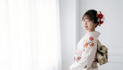 窓際で振り返りながら優しく微笑む着物姿の女性