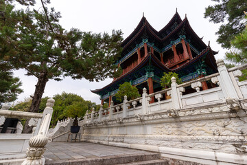 Obraz premium Beautiful architecture of Dongba Culture Research Institute at Black Dragon Pool Park in Lijiang Old Town, China