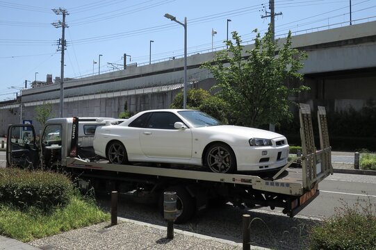 愛知、日本 - 2023年5月2日 : 積載車上の日産R34型スカイラインGT-R VspecII