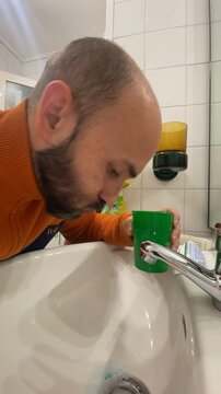 hombre cepillando dientes en time lapse con cepillo, pasta y enjuague con vaso en lavabo de ba&ntilde;o de casa