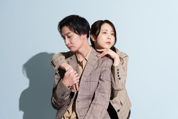 秋服ファッションの男女モデル