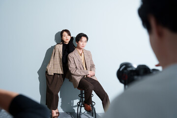 秋服ファッションの男女モデルの撮影