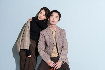 秋服ファッションの男女モデル