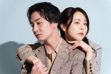 秋服ファッションの男女モデル