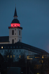 Bei Abend angestrahlter Turm der Kirche auf dem Michaelsberg in Siegburg