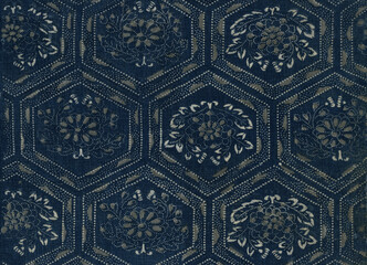 日本の伝統「型染め」の菊入り亀甲、レトロな藍染めジャパンブルー