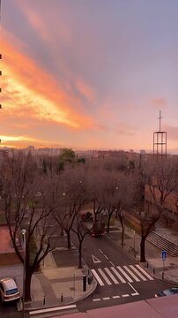 Amanecer con nubes en cielo de ciudad y proceso a velocidad r&aacute;pida time lapse con cambio de luz