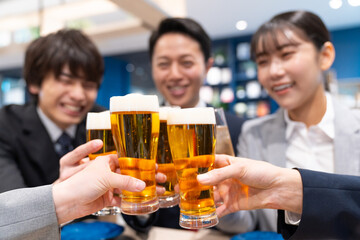 宴会で乾杯をするビジネスマン