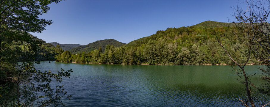 vista panoramica della vallata e dell'ambiente collinare verde attraverso cui scorre il fiume Isonzo, in Slovenia, di giorno, in estate, con cielo sereno