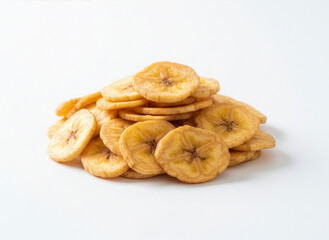 Tranches de banane s&eacute;ch&eacute;e croustillantes sur fond blanc